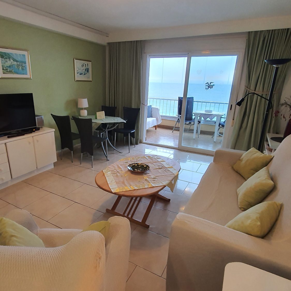 Wohnzimmer mit SAT-TV, WiFi, Schlafsofa