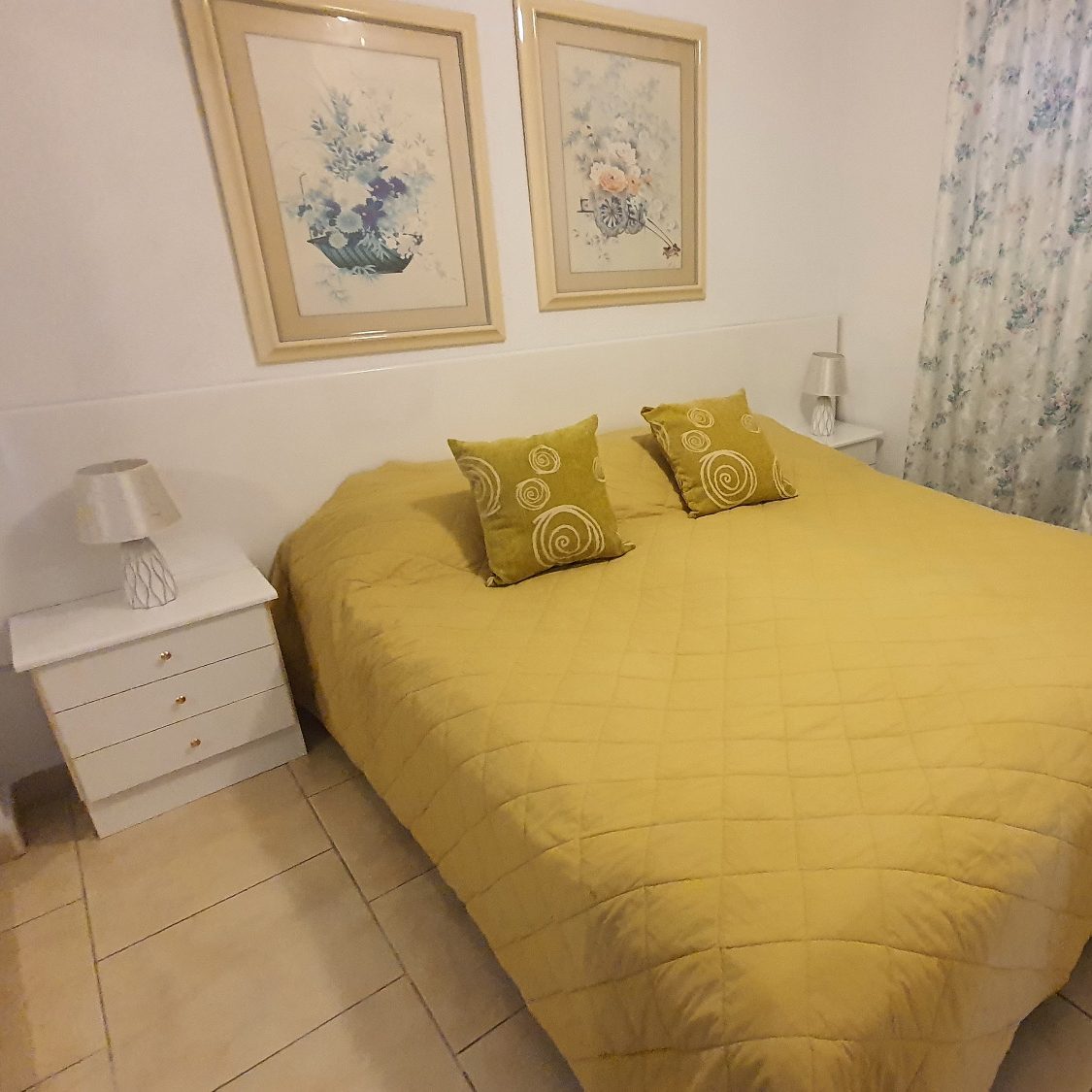 Schlafzimmer mit Doppelbett